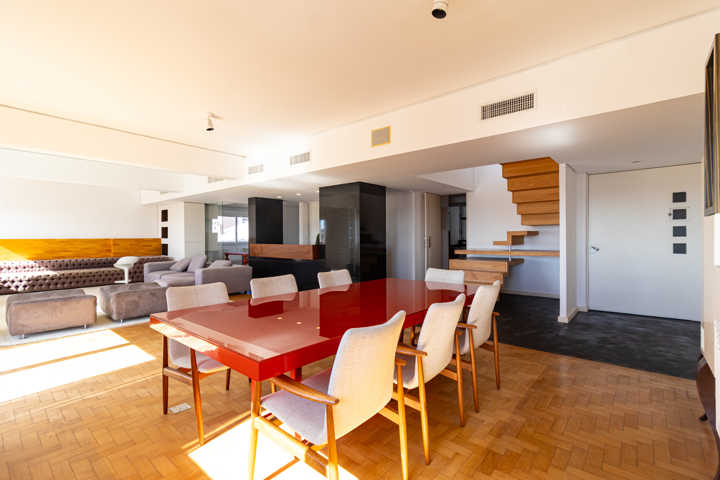  Um duplex para quem não procura apenas metragem, mas uma casa com fôlego, clareza e uma relação mais qualificada com a cidade.